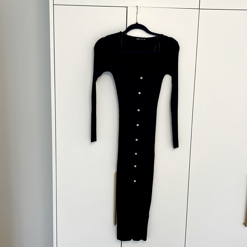 Zara long sleeved ribbed button down midi dress
